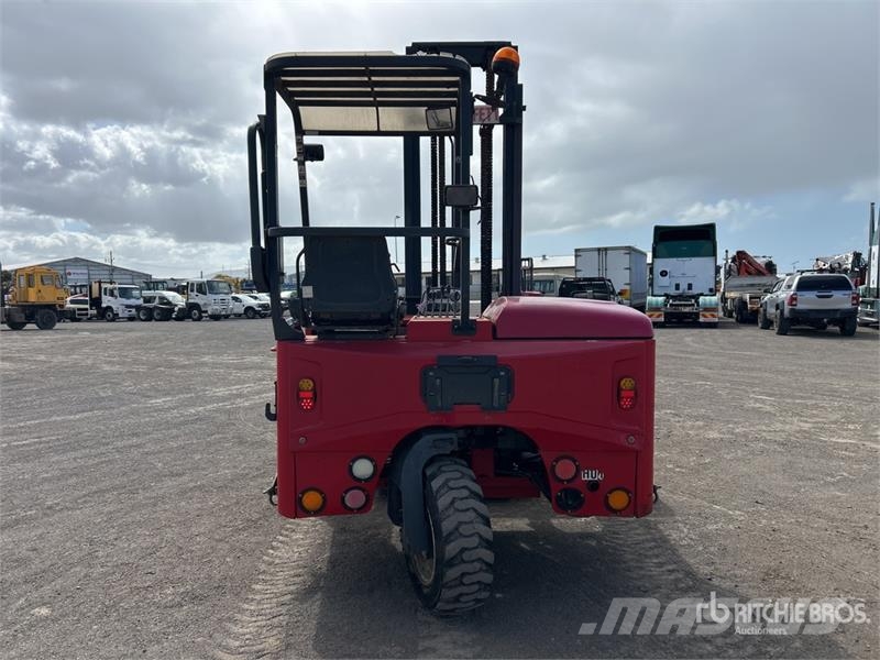 Moffett M8 35.3 3x3 Truck Mounted Forklift Medbringertruck