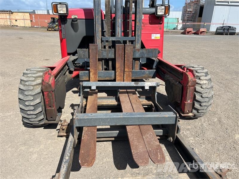 Moffett M8 35.3 3x3 Truck Mounted Forklift Medbringertruck