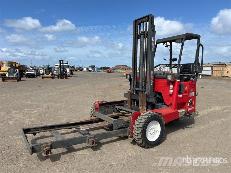 Moffett M8 35.3 3x3 Truck Mounted Forklift Medbringertruck
