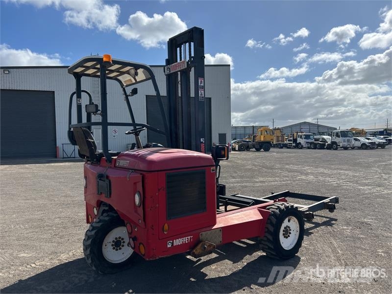 Moffett M8 35.3 3x3 Truck Mounted Forklift Medbringertruck