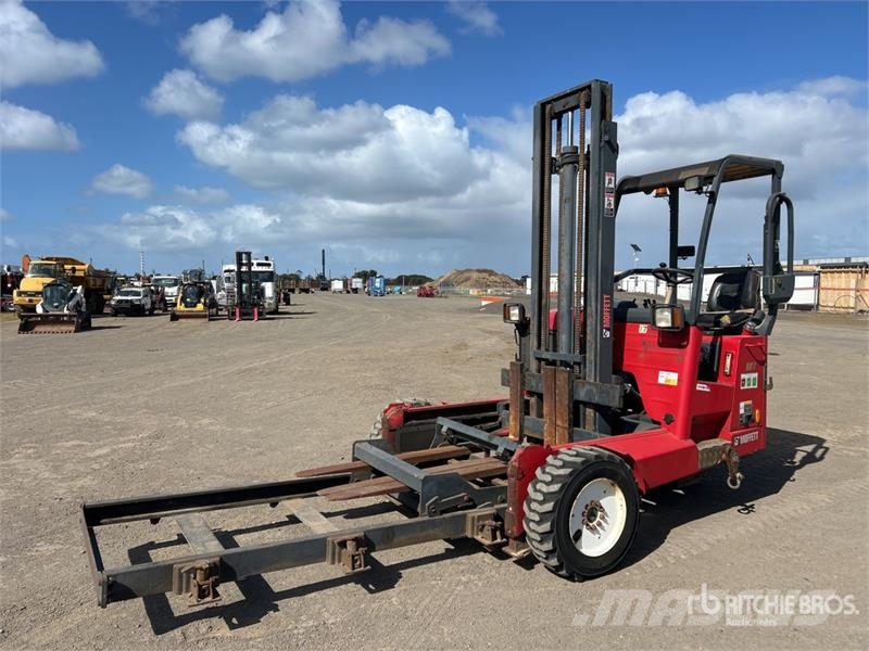 Moffett M8 35.3 3x3 Truck Mounted Forklift Medbringertruck