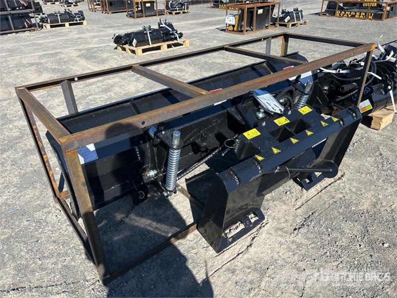  Mower King SPA84 84 in Skid Steer Dozer (Unused) Cuchillas