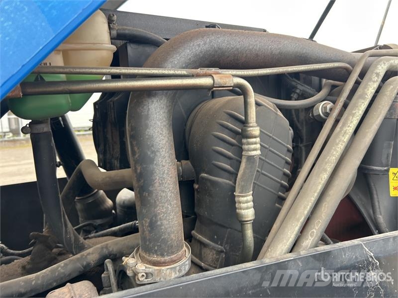 New Holland T7030 4WD Tractor Traktori