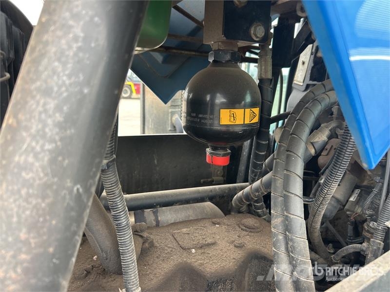 New Holland T7030 4WD Tractor Traktori