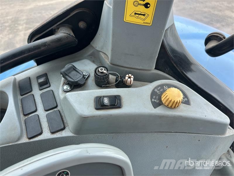 New Holland T7030 4WD Tractor Traktori