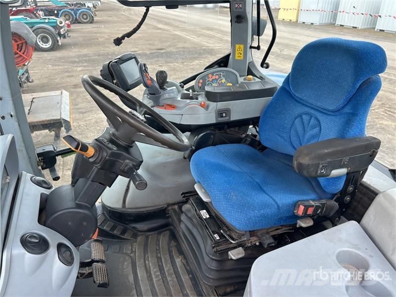 New Holland T7030 4WD Tractor Traktori