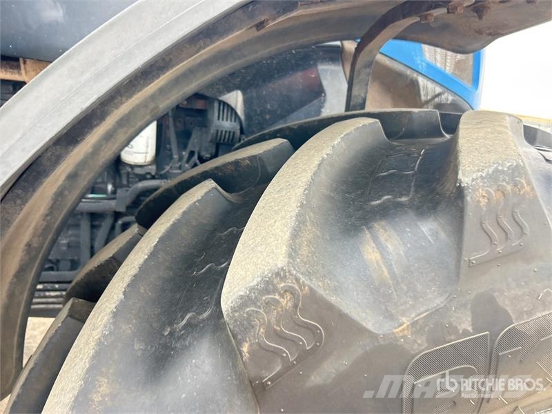 New Holland T7030 4WD Tractor Traktori