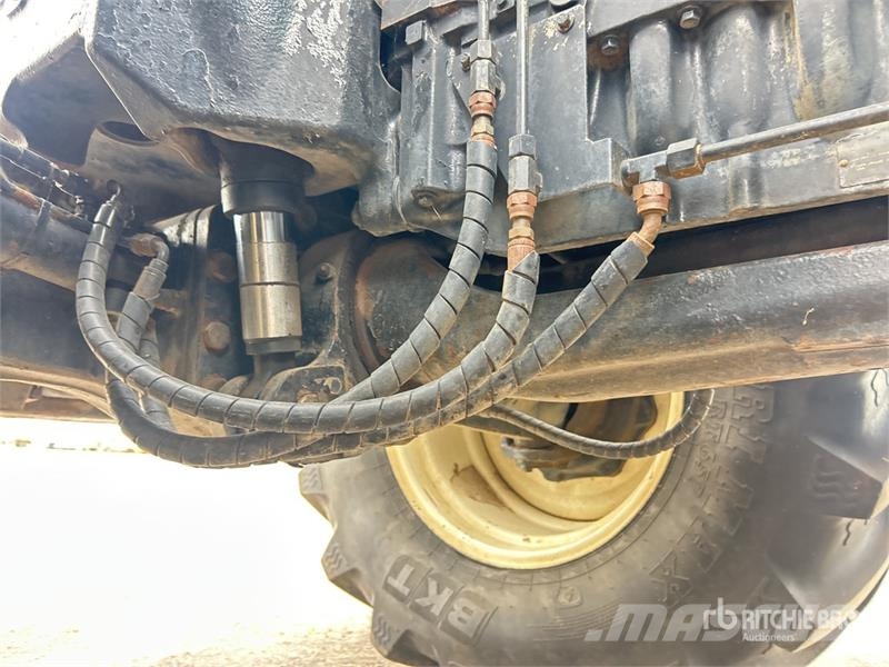 New Holland T7030 4WD Tractor Traktori