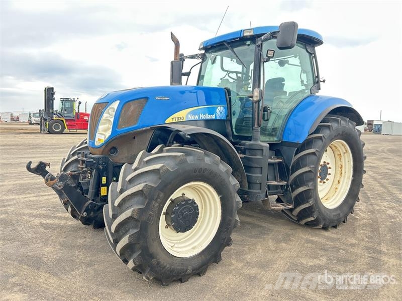 New Holland T7030 4WD Tractor Traktori