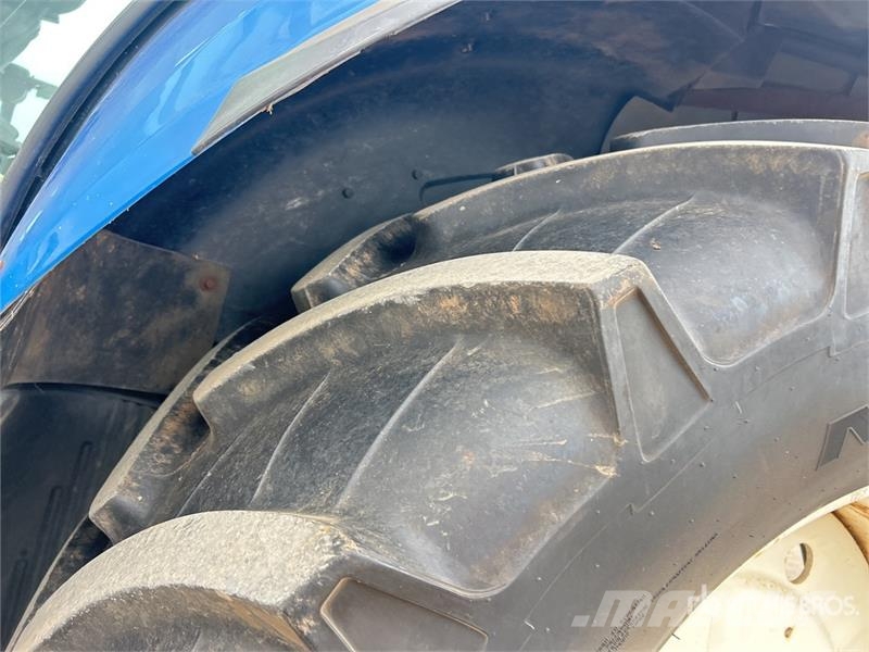 New Holland T7030 4WD Tractor Traktori