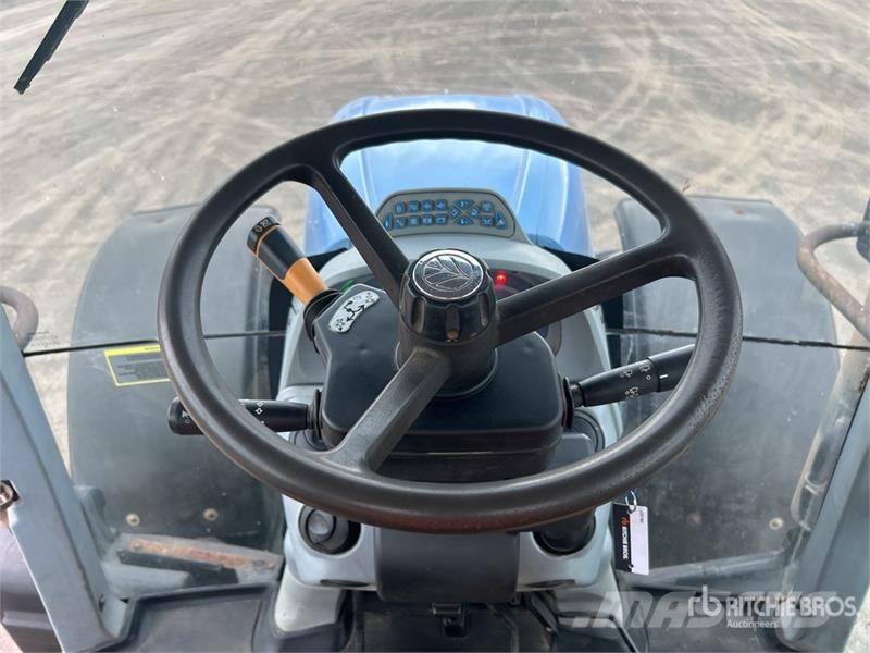 New Holland T7030 4WD Tractor Traktori