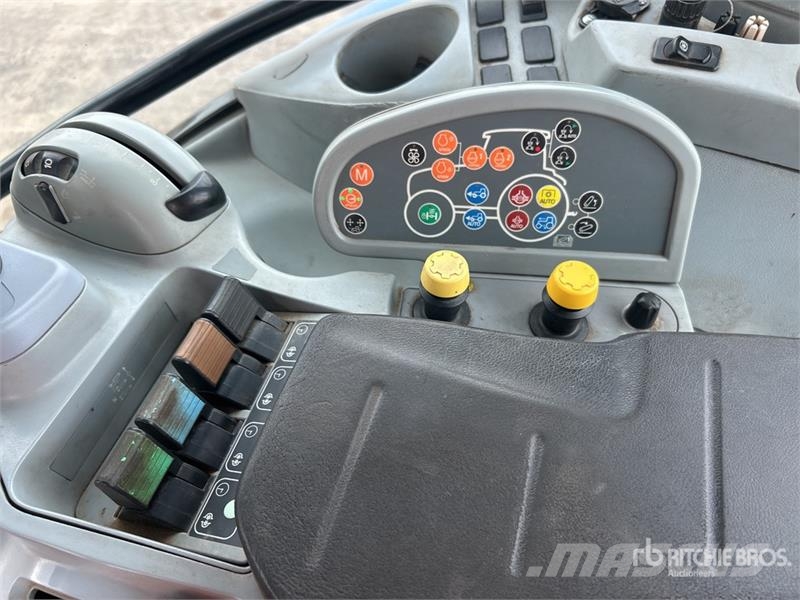 New Holland T7030 4WD Tractor Traktori