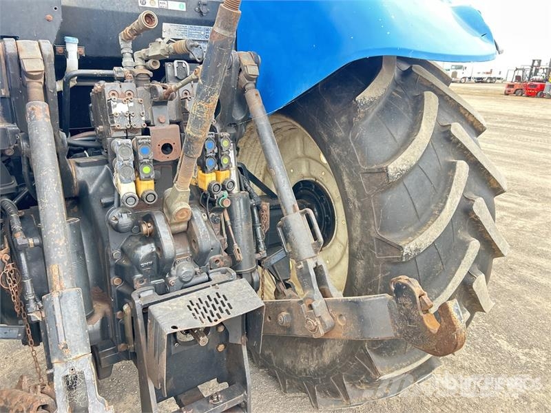 New Holland T7030 4WD Tractor Traktori