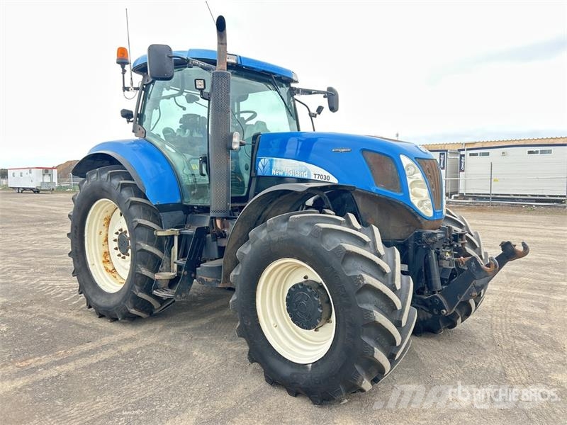 New Holland T7030 4WD Tractor Traktori