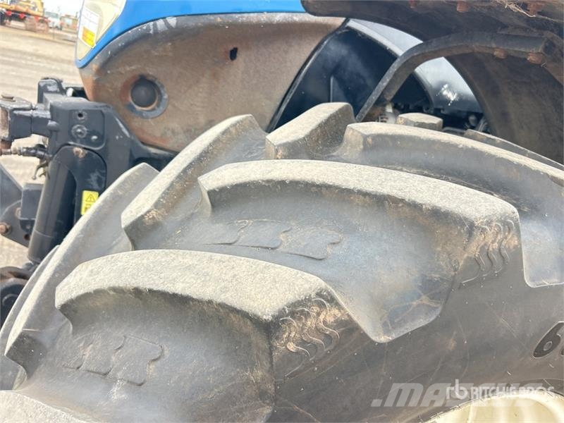 New Holland T7030 4WD Tractor Traktori
