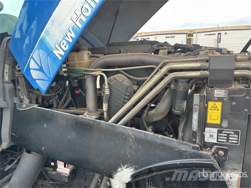 New Holland T7030 4WD Tractor Traktori