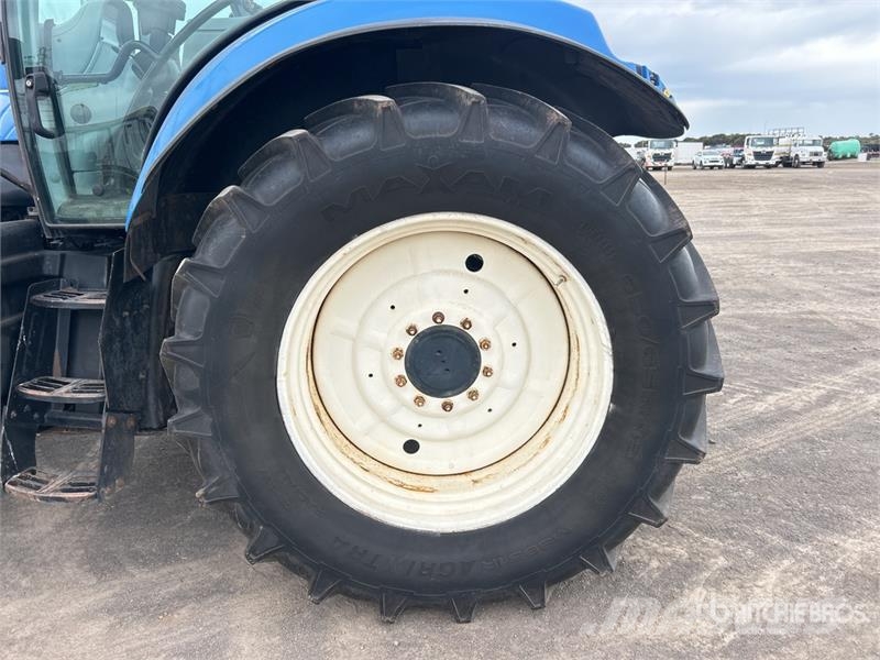 New Holland T7030 4WD Tractor Traktori