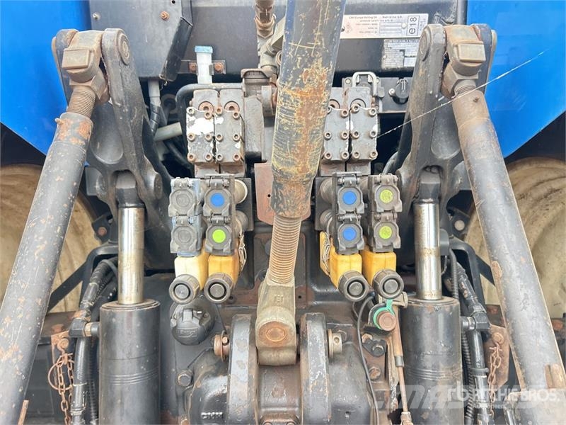 New Holland T7030 4WD Tractor Traktori
