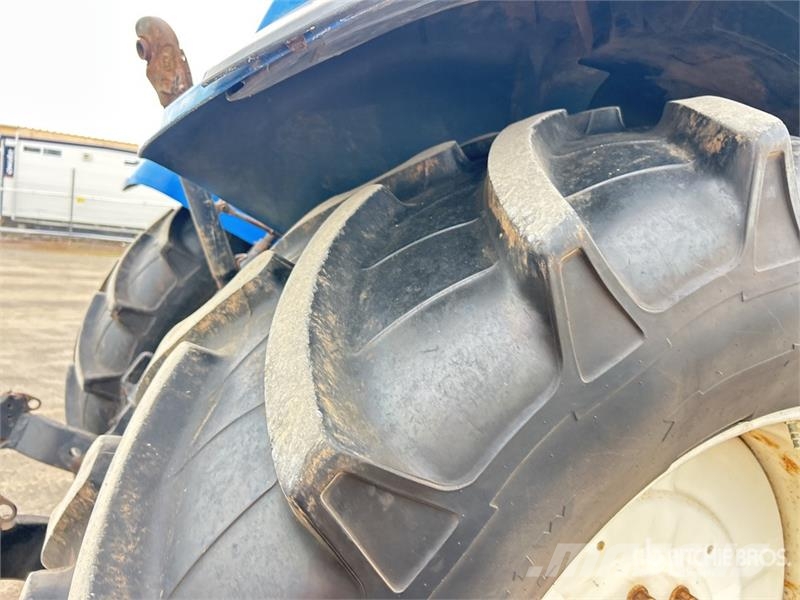 New Holland T7030 4WD Tractor Traktori