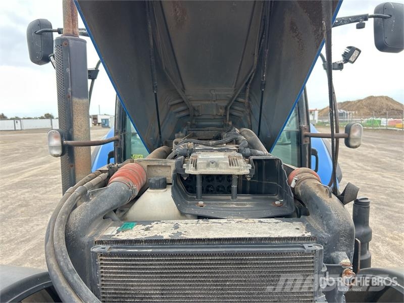 New Holland T7030 4WD Tractor Traktori