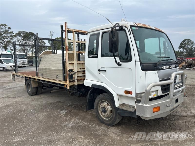 Nissan UD MK245 4x2 Flatbed Truck Pritschenwagen/Pritschenwagen mit Seitenklappe