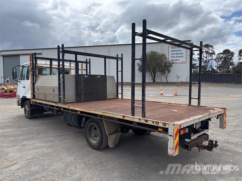 Nissan UD MK245 4x2 Flatbed Truck Camiones de cama baja