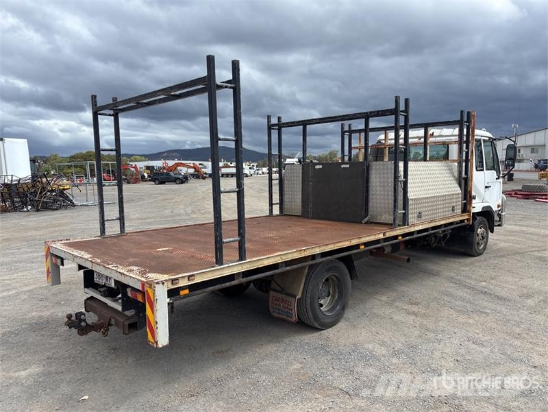 Nissan UD MK245 4x2 Flatbed Truck Camiones de cama baja
