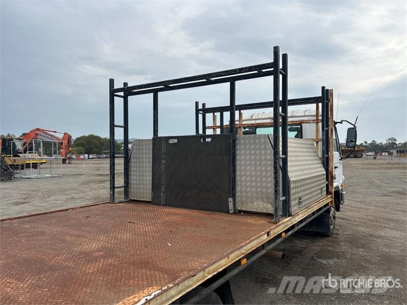 Nissan UD MK245 4x2 Flatbed Truck Pritschenwagen/Pritschenwagen mit Seitenklappe