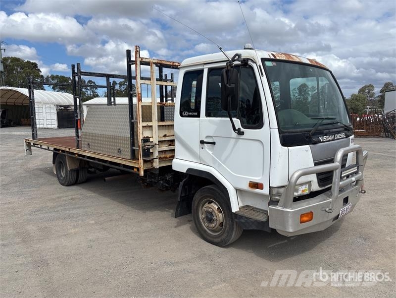Nissan UD MK245 4x2 Flatbed Truck Camiones de cama baja