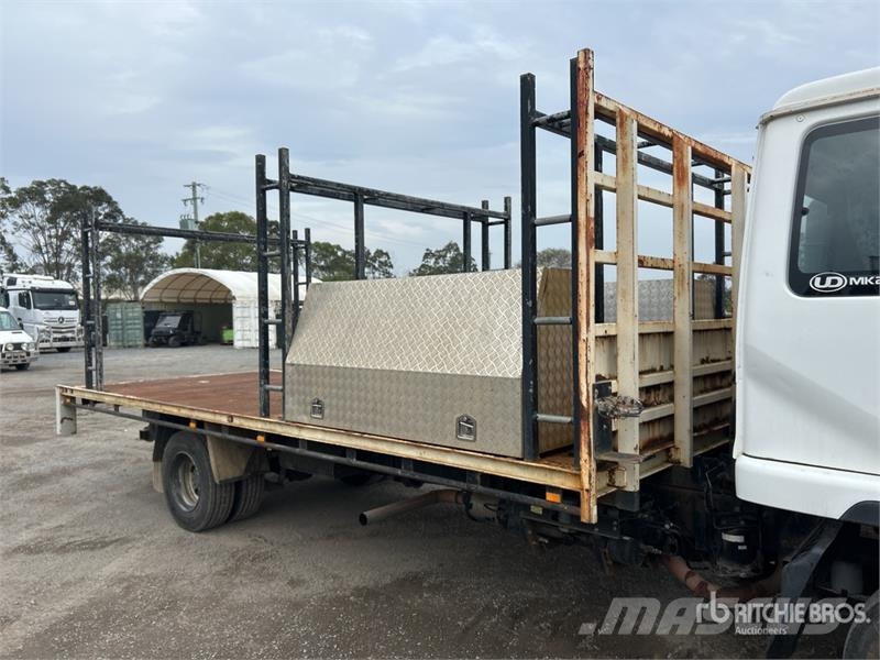 Nissan UD MK245 4x2 Flatbed Truck Pritschenwagen/Pritschenwagen mit Seitenklappe