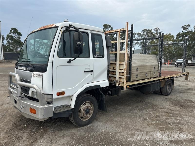 Nissan UD MK245 4x2 Flatbed Truck Pritschenwagen/Pritschenwagen mit Seitenklappe