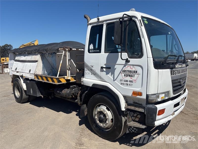 Nissan UD PK245 4x2 Asphalt Distributor Truck Цистерна