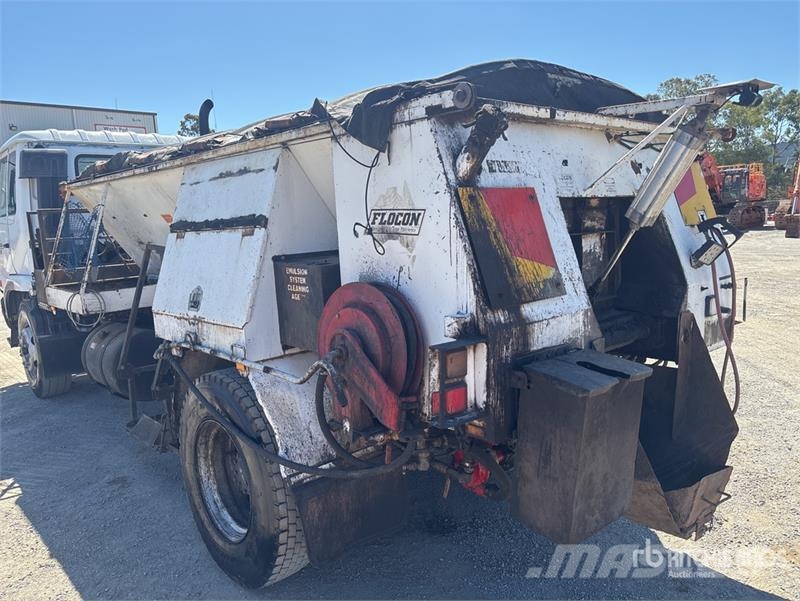 Nissan UD PK245 4x2 Asphalt Distributor Truck Цистерна