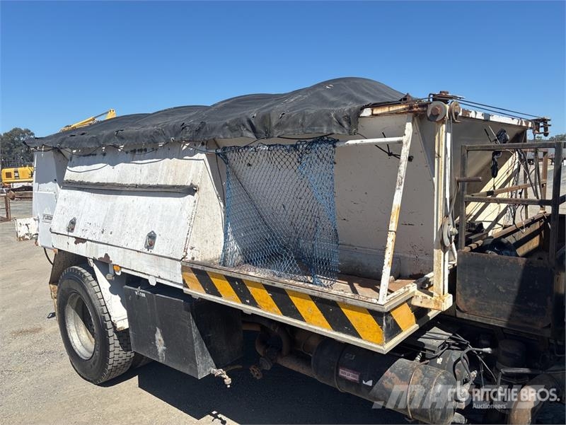 Nissan UD PK245 4x2 Asphalt Distributor Truck Цистерна