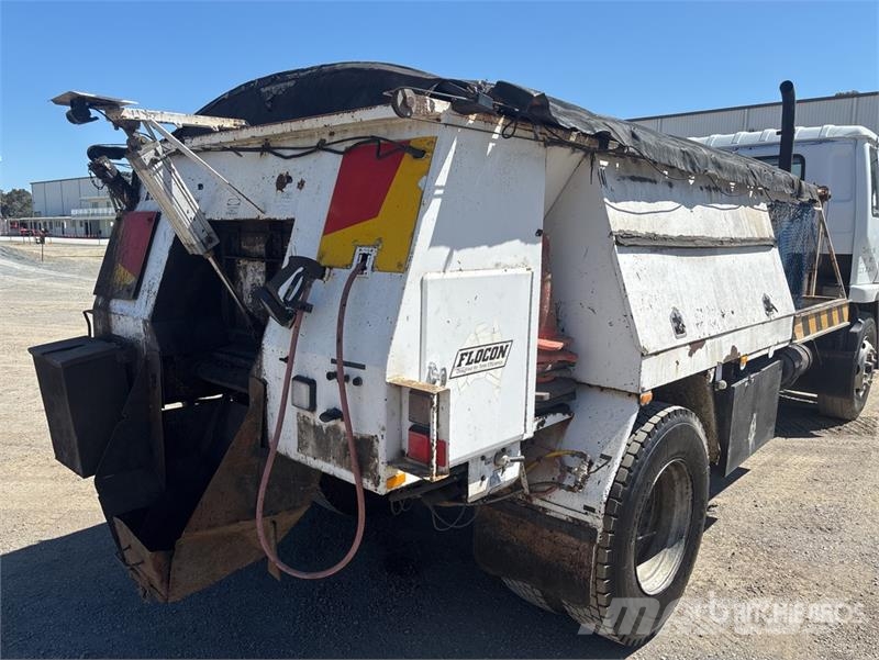 Nissan UD PK245 4x2 Asphalt Distributor Truck Цистерна