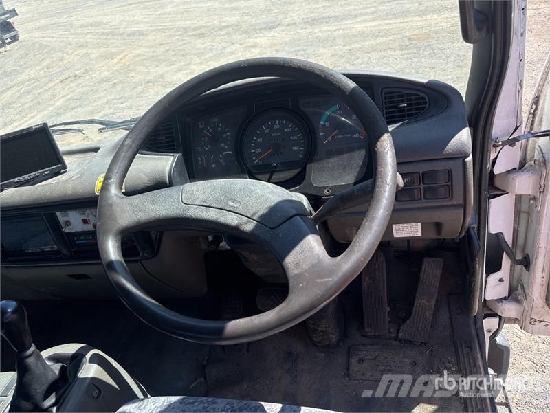 Nissan UD PK245 4x2 Asphalt Distributor Truck Цистерна