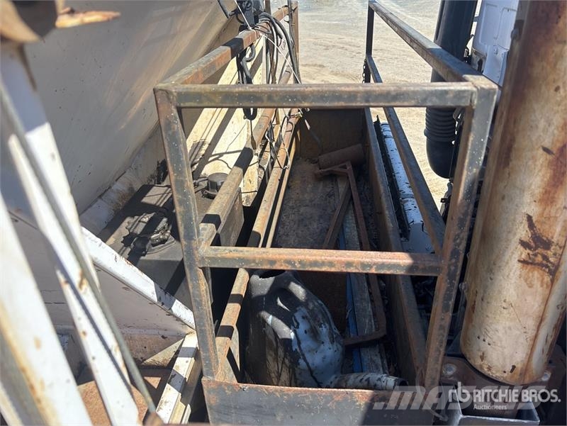Nissan UD PK245 4x2 Asphalt Distributor Truck Цистерна