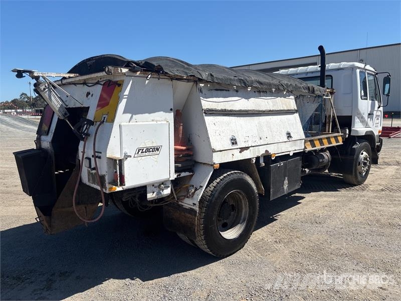 Nissan UD PK245 4x2 Asphalt Distributor Truck Цистерна