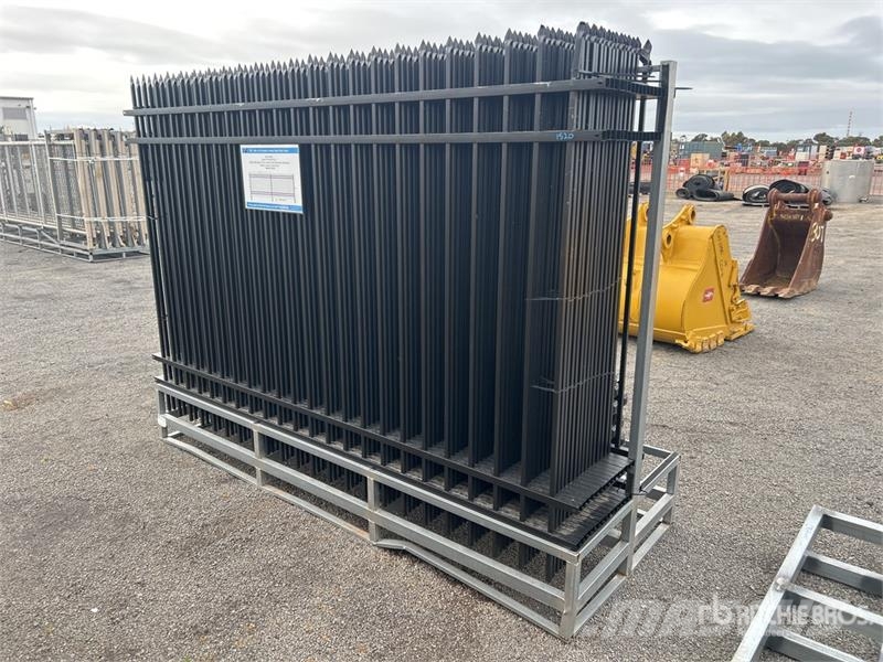  Quantity of (16) KJ 10 ft x 7 ft Powder Coated pan Attrezzature per recinzioni