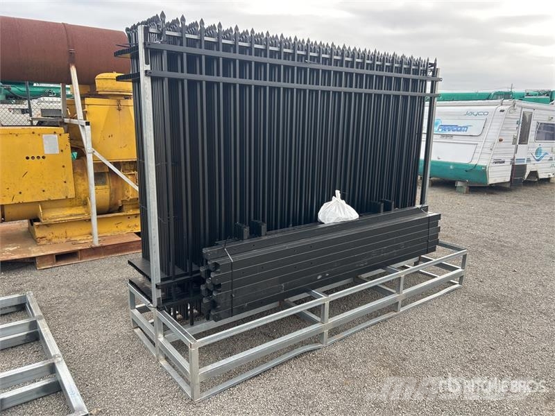  Quantity of (16) KJ 10 ft x 7 ft Powder Coated pan Attrezzature per recinzioni