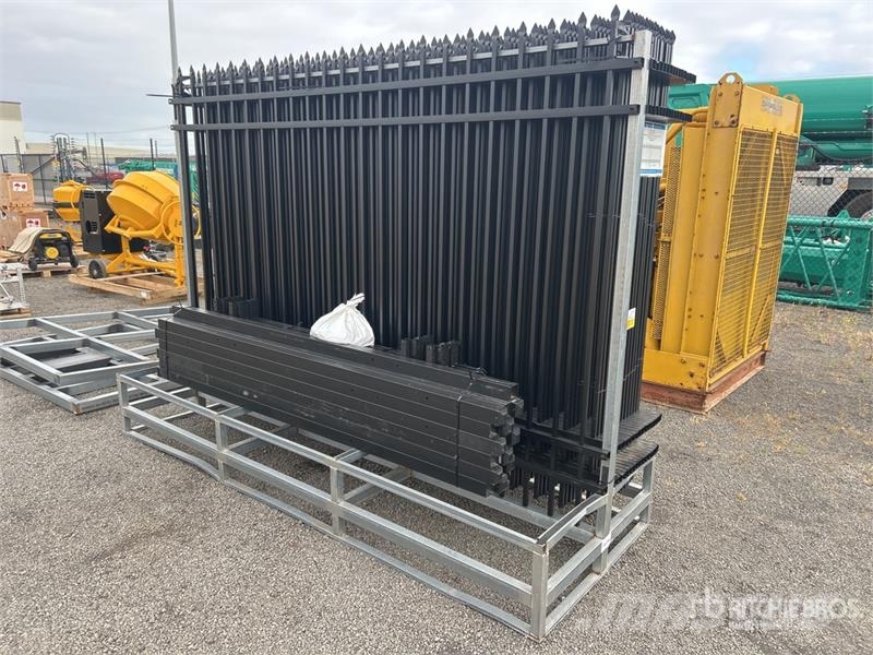  Quantity of (16) KJ 10 ft x 7 ft Powder Coated pan Attrezzature per recinzioni