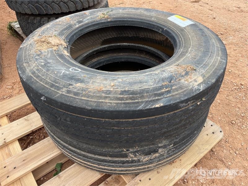 Quantity of (2) 11R22.5 Tires Tekerlekler