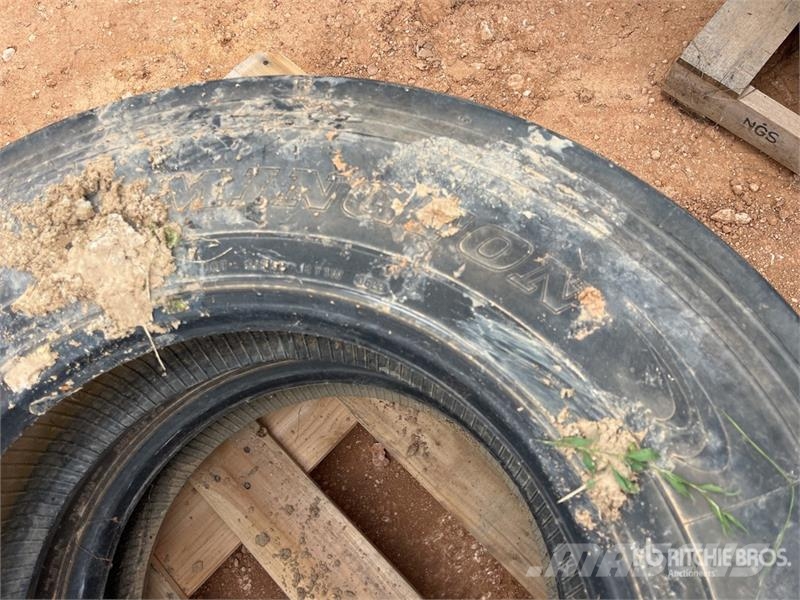Quantity of (2) 11R22.5 Tires Tekerlekler