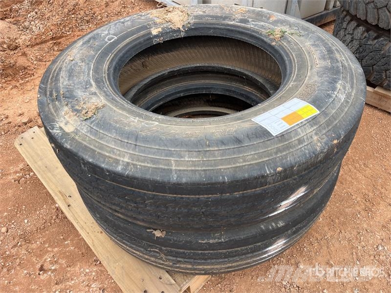 Quantity of (2) 11R22.5 Tires Tekerlekler