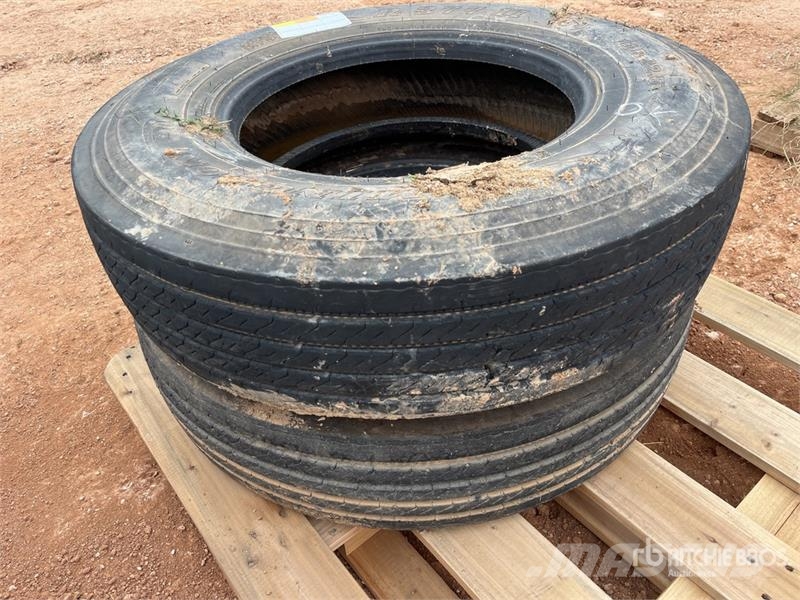 Quantity of (2) 11R22.5 Tires Tekerlekler