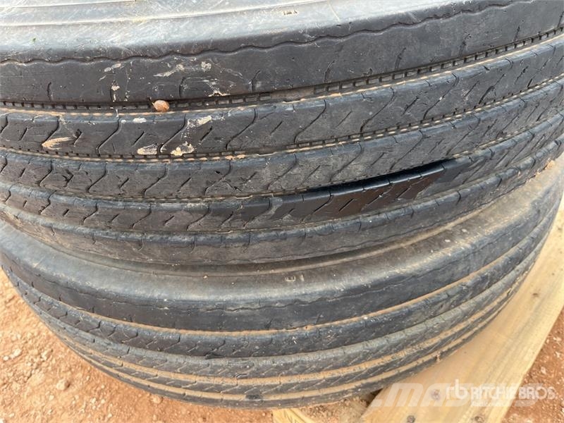 Quantity of (2) 11R22.5 Tires Tekerlekler