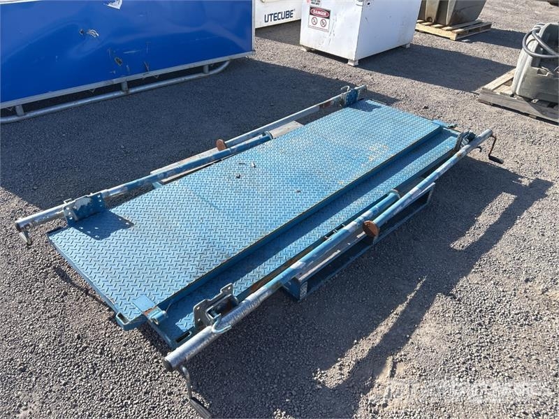 Quantity of (2) 2.4 m x 650 mm Platforms Inne akcesoria