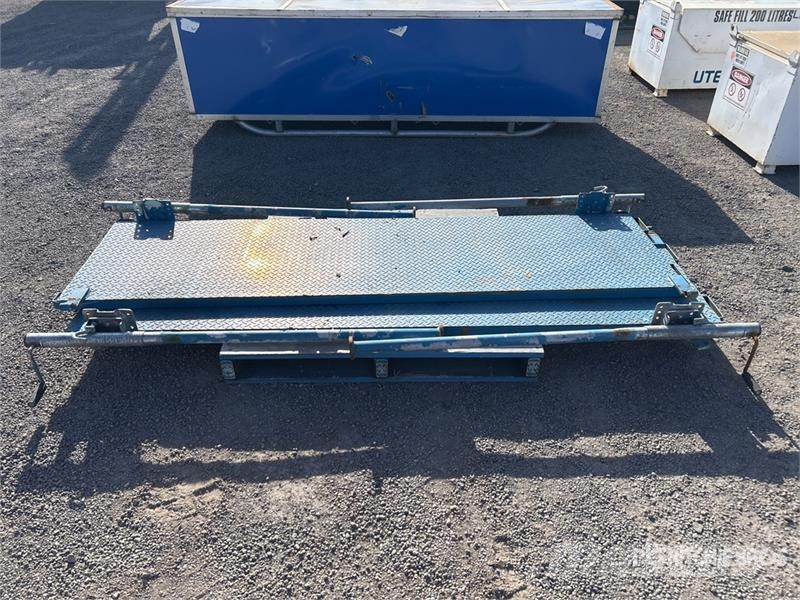 Quantity of (2) 2.4 m x 650 mm Platforms Inne akcesoria