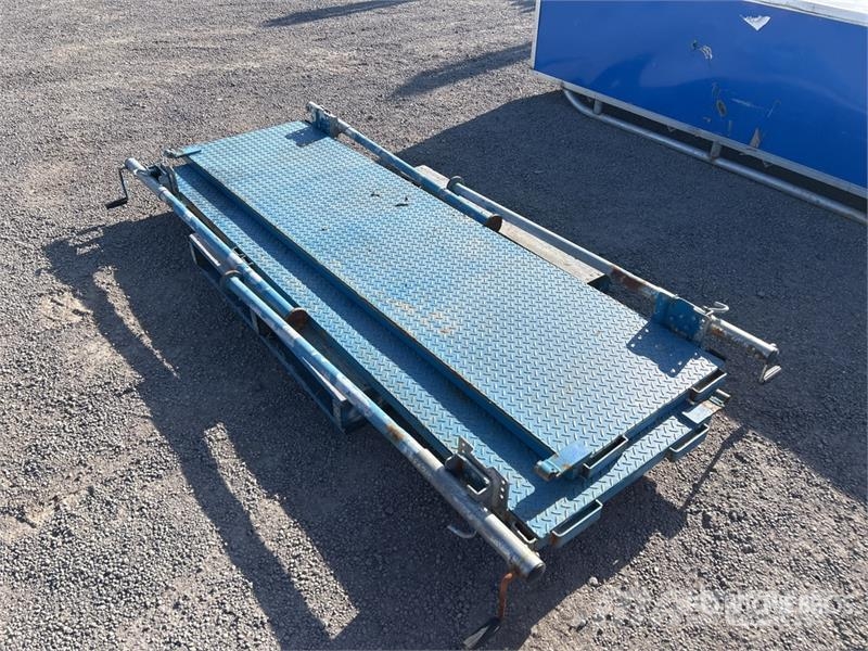 Quantity of (2) 2.4 m x 650 mm Platforms Inne akcesoria