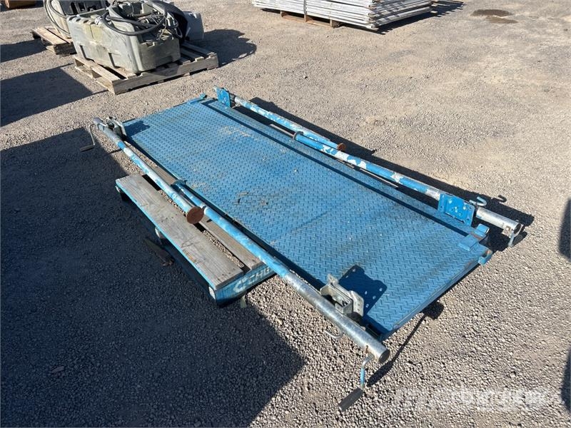 Quantity of (2) 2.4 m x 650 mm Platforms Inne akcesoria